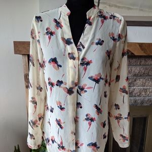 Pretty blouse, snap closure at front